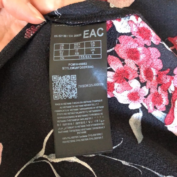 Guess Long Floral Romper. - Picture 9 of 9